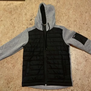 Moncler cardigan  - Moncler cardigan. Oanvänd. Malmö eller fraktar. Priset kan diskuteras 