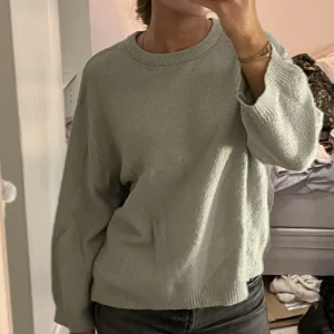 Stickad tröja - Jätte mysig lite tunnare stickad tröja från Lager 157. Mintgrön färg. Storlek S