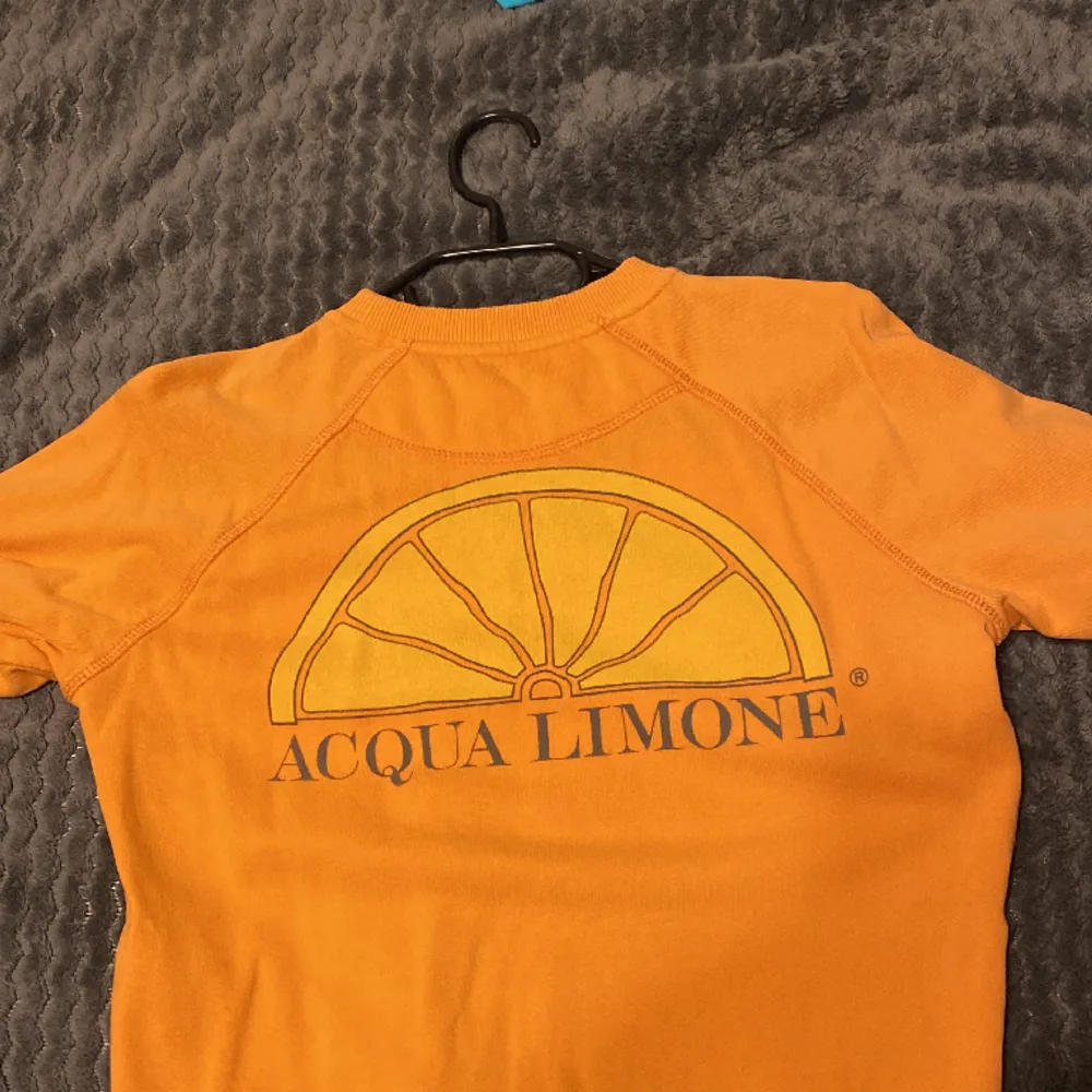 Orange Aqua Limone sweatshirt som är i mycket bra skick pågrund av att den inte har kommit till användning. Den är ganska stor i storleken.🩷. Hoodies.