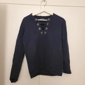 Sweatshirt med knytning framtill. - Marinblå tröja med knytning framtill. Fin till vardags.