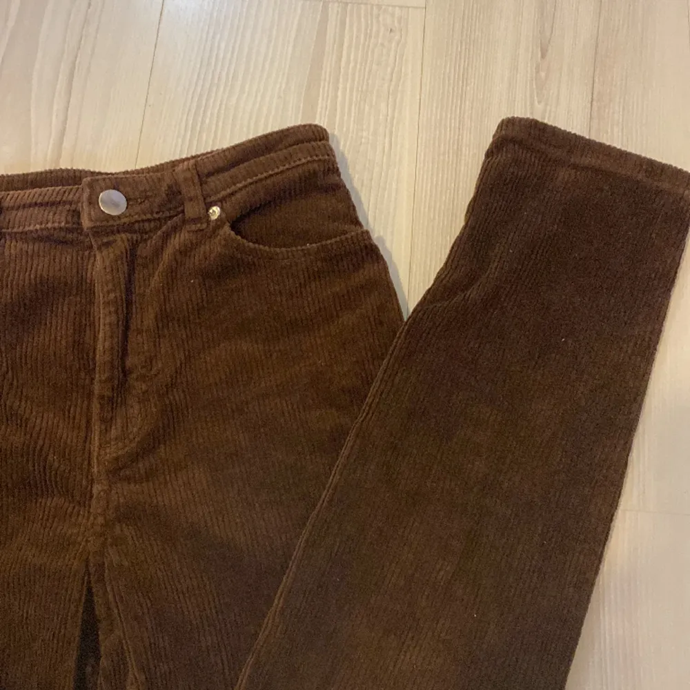 Ett par mörkbruna manchester byxor från Monki som är i mycket bra skick. Säljs på grund av att de är för små. Innerbensmått: 65 cm, midjemått: 64 cm. Jeans & Byxor.