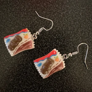 Örhänge Bueno - Nya örhänge med Bueno/kinder. Krokarna är inköpta som nickelsäkra.