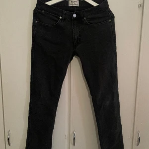 Acne Studios Max Used Cash  - Tja, säljer nu dessa acne studios jeans i storlek 30/32, vid frågor eller funderingar är det bara att hojta till:)