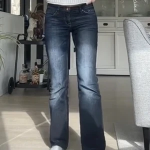 Jeans - Superfina low waist jeans från peak performance. Jag ör runt 165