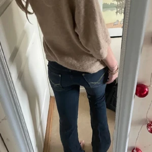 Lågmidjade jeand - Jätte fina lågmidjade jeans köpta på plick 💖 passade inte mig därför säljer jag dom! (Ej mina bilder)