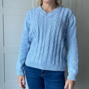 Kabelstickad tröja - Ljusblå kabelstickad tröja. Storlek L men sitter som S/M. 