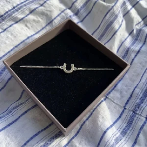 Hästsko armband  - Så fint armband i super bra skick, aldrig använt! (lådan följer ej med)