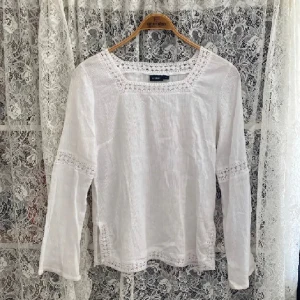 Vit blus  - Säljer denna vita blus i storlek 40 men som sitter som 36/38!