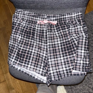 Pyjamas shorts  - Säljs då den inte längre används. Storlek L, i bra skick. Köparen står för frakten! 