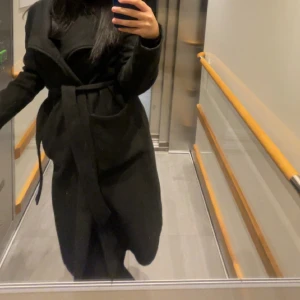 Svart kappa - Säljer min fina kappa, bra skick. Gratis frakt 