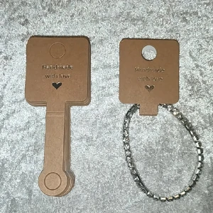 Förpackningen  - Perfekt till din företag och för smycken. Klister bak så man kan stänga. Hål som gör det möjligt att hängas.8kr stk 5=30kr/6 kr stk. Desto mer man köper blir det billigare 