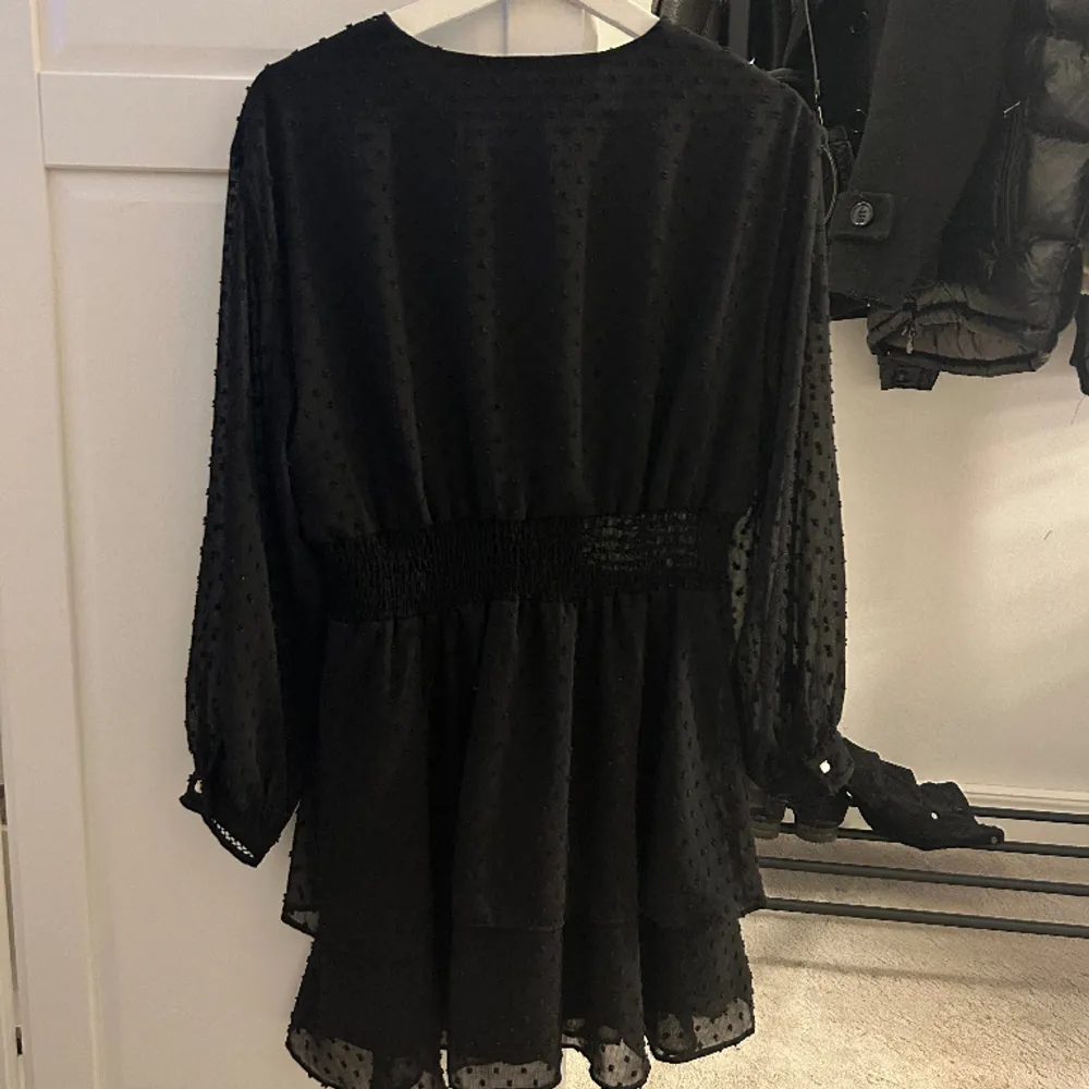 Jättesnygg svart klänning från Zara som inte säljs längre!! Den är i storlek M/ 38 men passar även som S/ 36. Jättefint skick och använt ca 2 gånger!! Orginalpris 399kr. Klänningar.