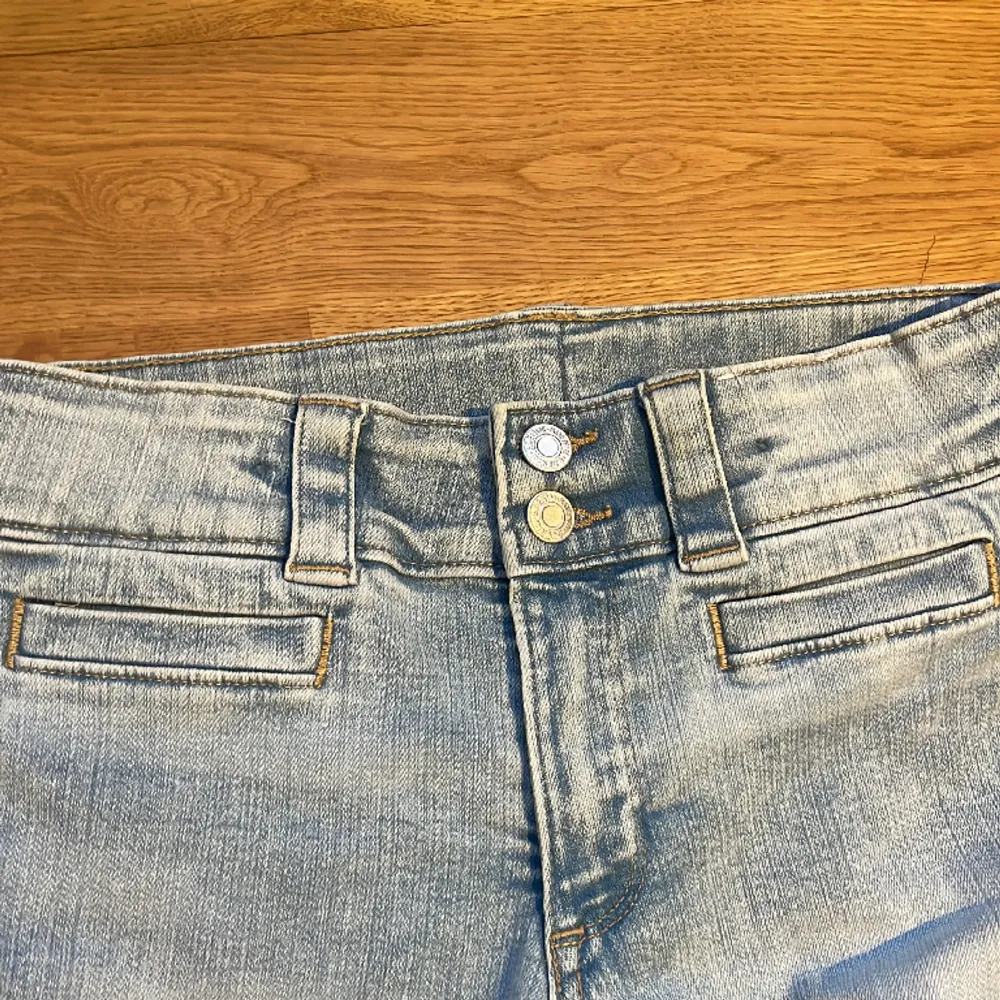 Ljusblåa jeans i storlek 158 från H&M. Helt oanvända. Nypris: 349kr. Men säljer för 299kr istället!!. Jeans & Byxor.