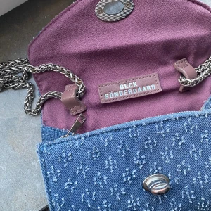 Beck Sondergaard - Intressekoll på den här skitsnygga väskan från Beck Sondergaard😍😍Nästan i helt nyskick då den är använd max 2 gånger! Bandet går att justera. Bara att skriva frågor och pris kan diskuteras☺️