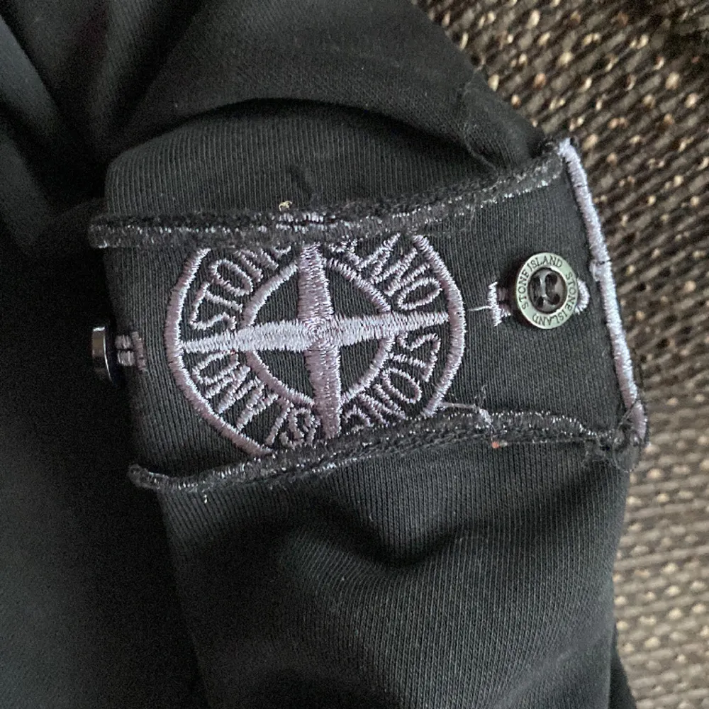 Stone Island tröja i storlek M men passar S Skicket är 7,5/10 men badgen är lite sliten med tröjan är i bra skick Dm vid andra frågor😃. Tröjor & Koftor.