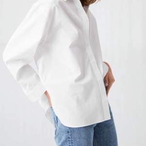 Organic cotton 100%  Long-sleeve shirt sewn from a crisp cotton poplin. Cut for a relaxed, yet dressed silhouette. Back yoke with a box pleat and wide button cuffs. Curved hemline.   Used once. Bought it for 690 SEK.
