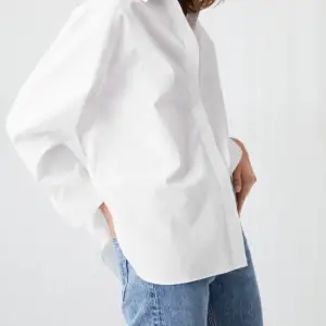 Organic cotton 100%  Long-sleeve shirt sewn from a crisp cotton poplin. Cut for a relaxed, yet dressed silhouette. Back yoke with a box pleat and wide button cuffs. Curved hemline.   Used once. Bought it for 690 SEK.