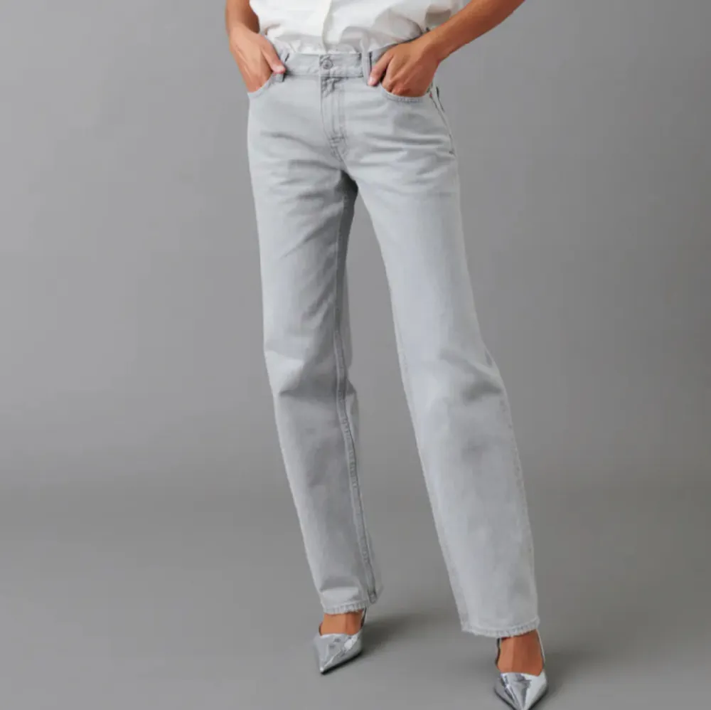 Säljer dessa lågmidjade jeans från Gina tricot i storlek 34. Knappt använda! Köpta för 499kr, säljer för 200kr. Skriv för fler bilder 🥰. Jeans & Byxor.