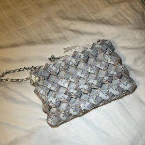 Väska  - Supersöt väska som är köpt secondhand. Gissar på att den är gjord av typ en vaxduk. Perfekt storlek för mobil, nycklar och allt du behöver ha med dig över dagen. Sista bilden som referens på storlek❣️