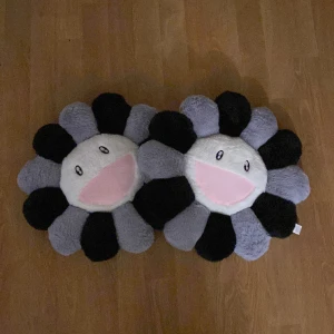 Murakami kuddar  - 2 stycken för 250kr, en för 150kr! (inte äkta) Storlek - 40x40cm, passar snyggt i en sofa eller säng.   Kontakta ifall du har funderingar.