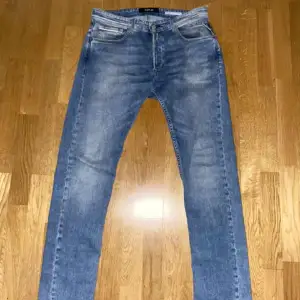 Säljer nu dessa Replay jeans i storleken (32 34) modellen på byxorna är groover 