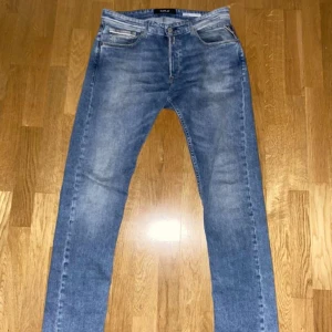 Replay jeans - Säljer nu dessa Replay jeans i storleken (32 34) modellen på byxorna är groover 