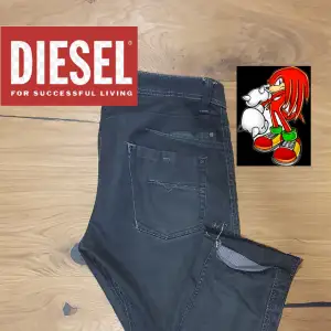 Säljer mina skitsnygga dieseljeans Skick 9/10 bortsätt från skadan på bilden✅️✅️✅️✅️ Strl W36 ✅️ Straight fit✅️ Skriv för mer bilder prisförslag byte frågor   Kolla min profil för många fler liknande märkesjeans➡️➡️➡️➡️➡️ 