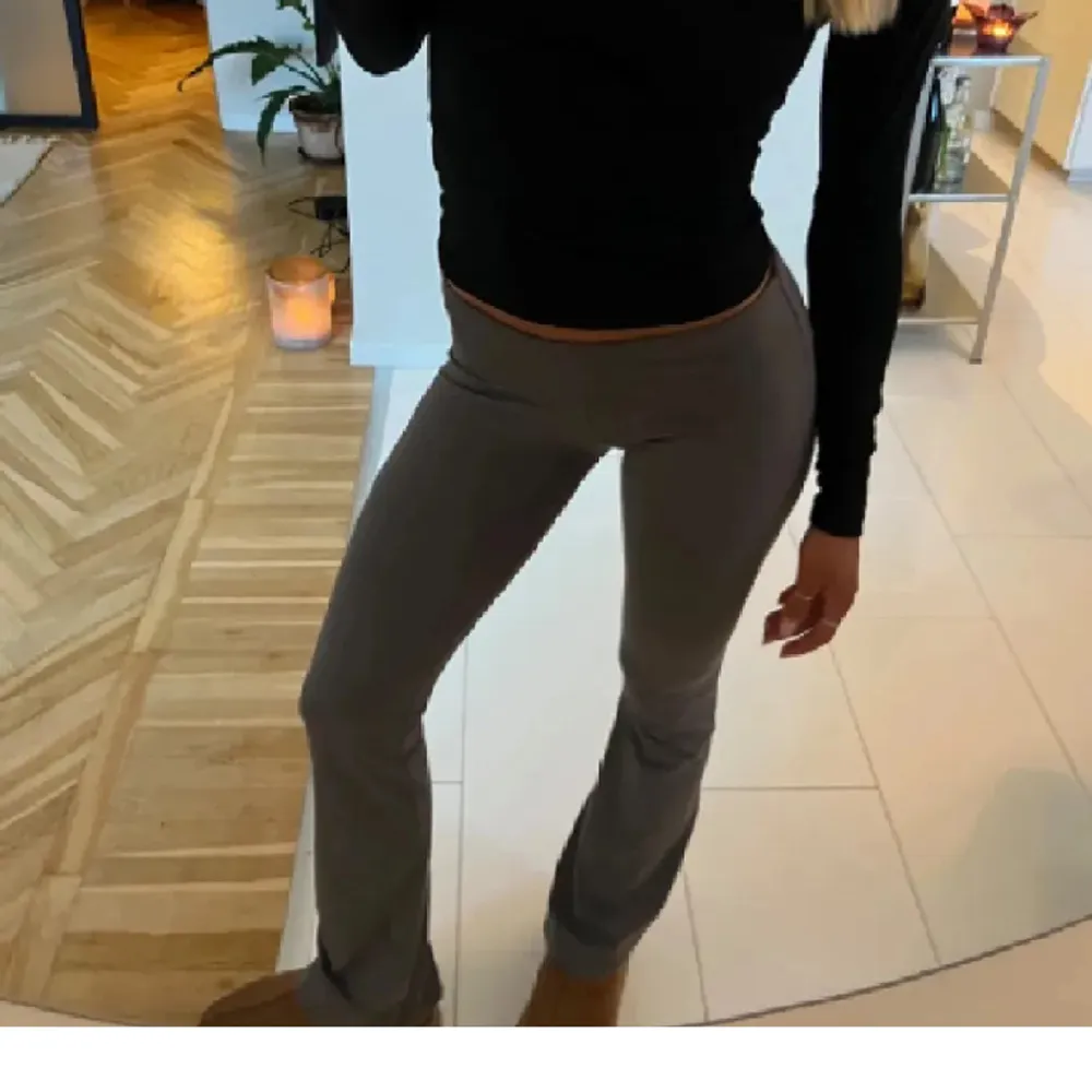 säljer mina snygga yoga pants ifrån gina tricot då det inte kommer till användning . Jeans & Byxor.