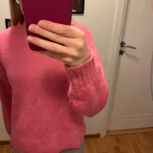 Säljer denna ass snygga rosa stickade tröjan från Cubus. Säljer den då ja tycker den kliar lite men är väldigt känslig!❤️ storlek 146/152 men passar mig som har xs❤️