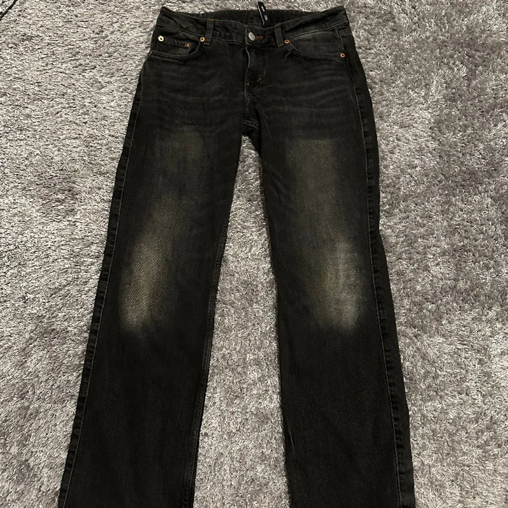 Helt oanvända jeans från weekday i Arrow modellen.. Jeans & Byxor.