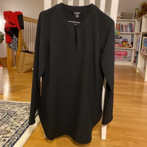 Ralph Lauren blus - Fin blus från Ralph Lauren. Mycket fint skick från var jag ser. Använd gärna köp nu om du inte har några frågor!