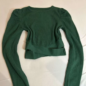 Tröja - Grön magtröja som är öppen vid magen storlek 36-38