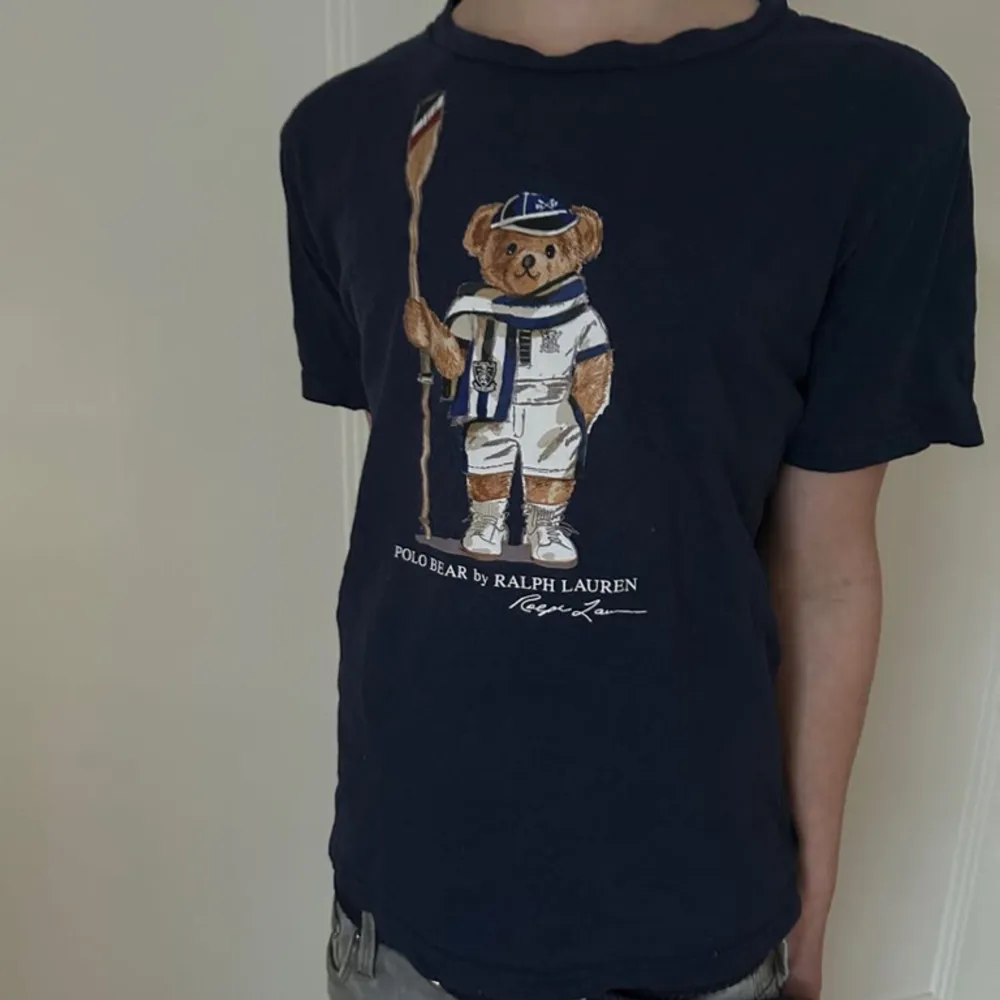 En sjukt snygg polo Ralph lauren t-shirt i en marinblå förf. Bra skick, inga defekter. Strl=14-16(modellen är ca 165 och väger ca 52kg. Mvh. T-shirts.