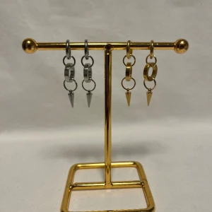 Örhängen - Sjukt snygga örhängen! Finns i guld och silver.  Köp för 89kr/st Eller 169kr/paret. Modell 142 Smyckes ställningen finns även att köpa för 299kr!