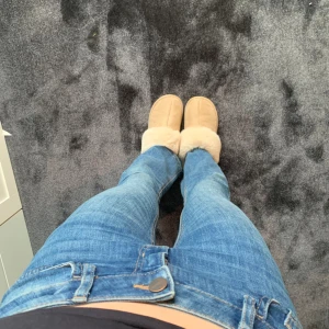 Blåa jeans  - Blåa bootcut jeans. Dom är lowwaist. Tyvärr är dom för korta för mig så därför kommer dom aldrig till användning. 