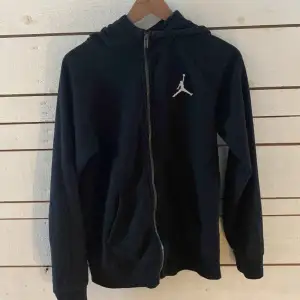 En Jordan zip hoodie används inte pågrund av förliten, väldigt Bra skick.