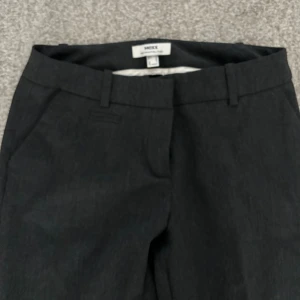 Lågmidjade kostymbyxor - Lågmidjade kostymbyxor köpta second hand. Aldrig använda då de ej passade mig