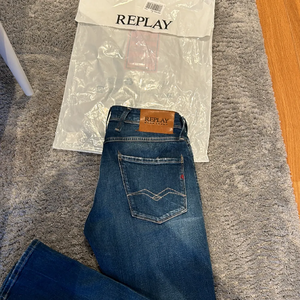 Helt nya Replay anbass jeans. Säljer på grund av att dom inte passade. . Jeans & Byxor.