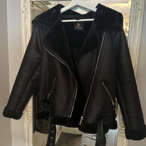 Vinter jacka - Storlek: S Sitter lite oversize  Fluffigt material inuti 
