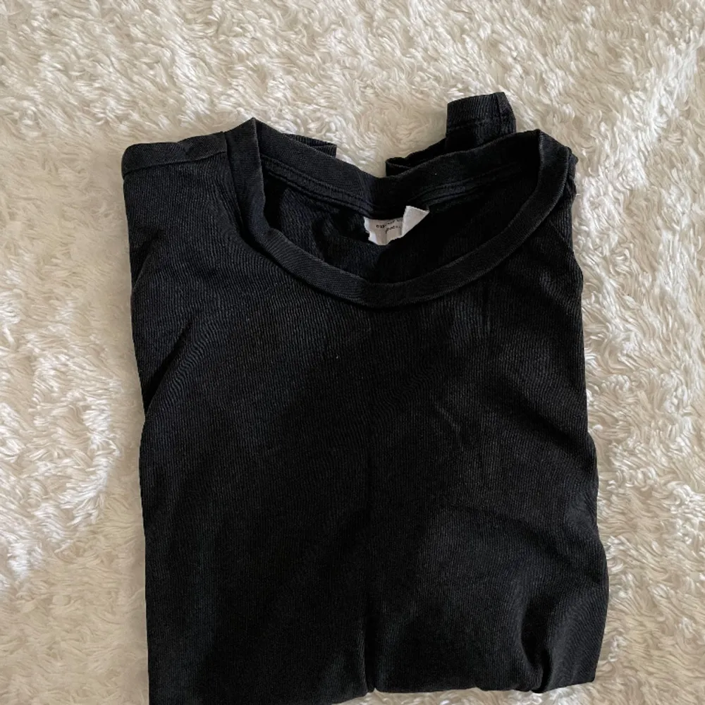 Mörkgrå/svart t-shirt från Gina Tricot i storlek S, passar även M🖤. T-shirts.