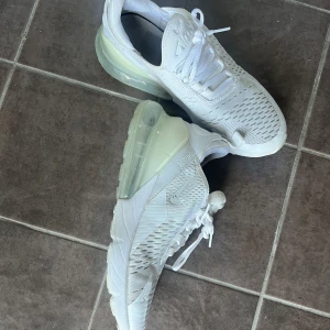 Nike Air Max - Ett par vita Nike air Max som är köpte för ca 2 år sen. Är i väldigt fint skick då de endast är använda ett par gånger. Kan både användas som träningsskor och vardagsskor. Köptes för 1500kr. 
