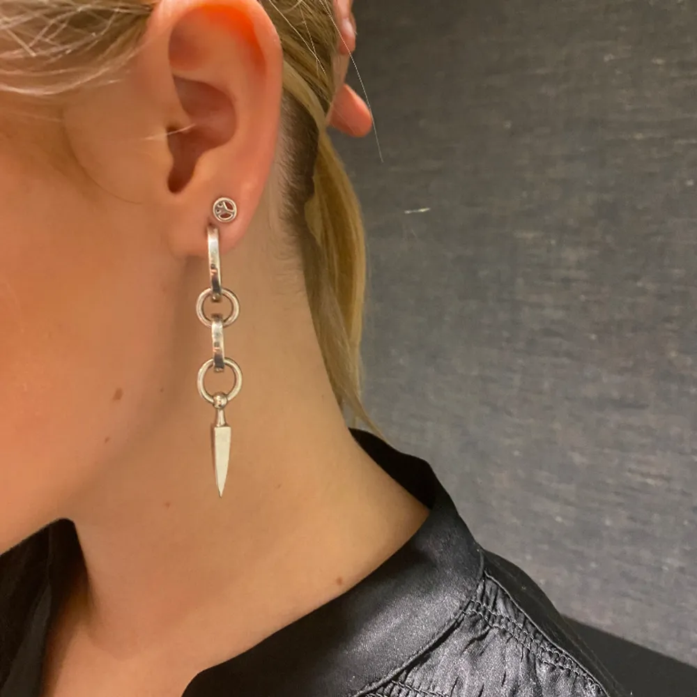 Säljer mina älskade Marianilstotter örhängen (CHAOS QUEEN EARRING) då de inte kommer till så mycket användning!🥰Säljer båda för 3990, nypris 5590💞 . Accessoarer.