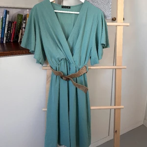 Somrig klänning - Hej säljer min somriga klänning som är i nyskick och köpt från en butik i Grekland.✨