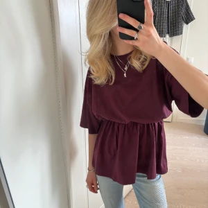 Mörkröd topp - Sjukt fin mörkröd t-shirt med resår i midjan💕 köpt secondhand och det står tyvärr inget märke men den är i gott skick och har inte några defekter