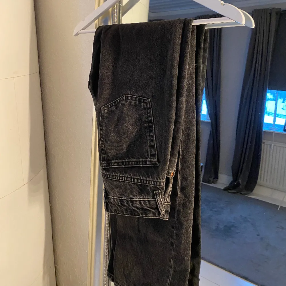 Ett par mid waist jeans från zara i storlek 36.. Jeans & Byxor.