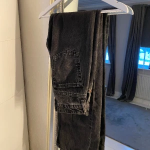 Jeans - Ett par mid waist jeans från zara i storlek 36.
