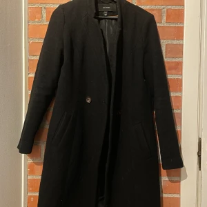 Svart kappa  - Säljer denna kappa då den inte komme till användning längre 