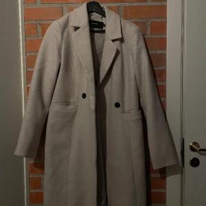 Beige kappa  - Säljer denna kappa, knappt använd & mycket fint skick 