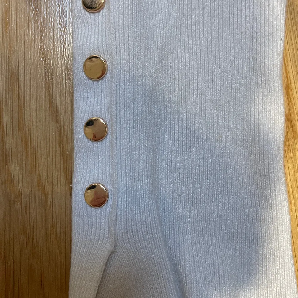 Vit långärmad tröja från zara med guld knappar som detaljer. Den är i perfekt skick och syns knappt att den är använd!!💗. Tröjor & Koftor.