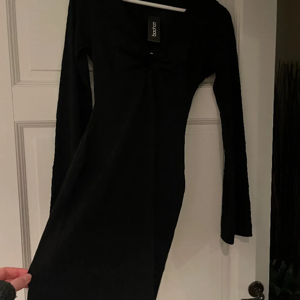 Säljer en helt oanvänd svart och elegant klänning från Boohoo i Stl. S. Säljer för 120kr+frakt (kan ev mötas upp)😊. Klänningar.
